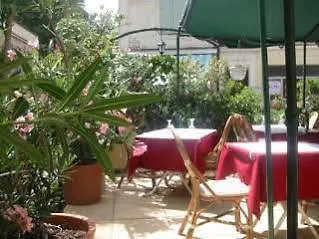 Le Relais De Poste Centre Historique Hotel 2*